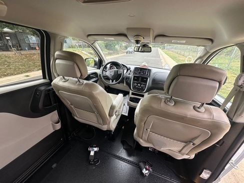 Used 2019 Dodge Grand Caravan SE FWD image 18