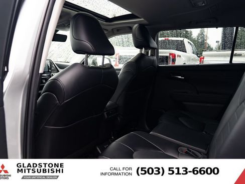 Used 2022 Toyota Highlander XLE AWD/4WD image 21