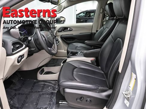 Used 2023 Chrysler Pacifica Touring-L FWD image 14