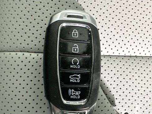 Used 2023 Hyundai Elantra Limited image 18