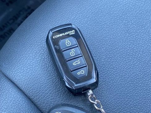 Used 2019 Nissan Kicks FWD image 32