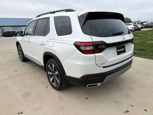Used 2023 Honda Pilot Touring image 4
