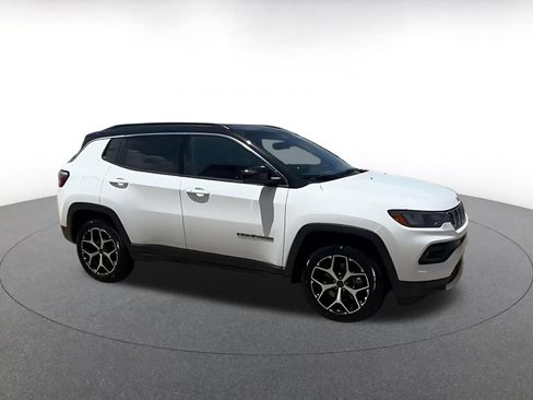 Used 2025 Jeep Compass Limited AWD/4WD image 2