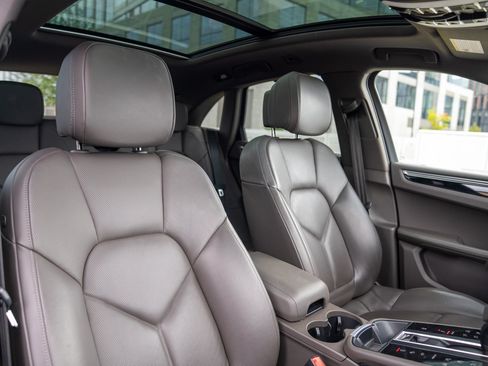 Certified 2024 Porsche Macan AWD/4WD image 26