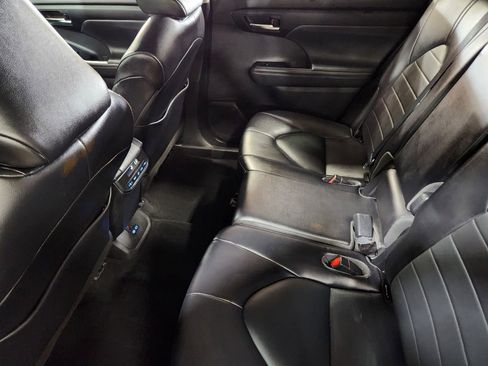 Used 2022 Toyota Highlander XLE image 51