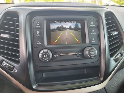 Used 2018 Jeep Cherokee Latitude w/ Altitude Package FWD image 10