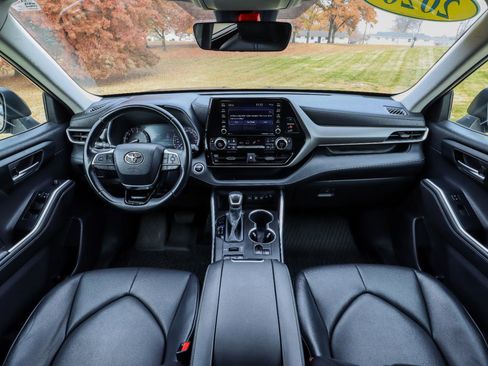 Used 2020 Toyota Highlander XLE image 2