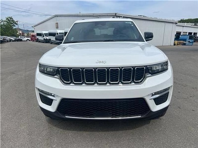 Used 2025 Jeep Grand Cherokee Limited AWD/4WD image 50