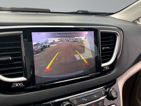 Used 2023 Chrysler Pacifica Touring-L FWD image 14
