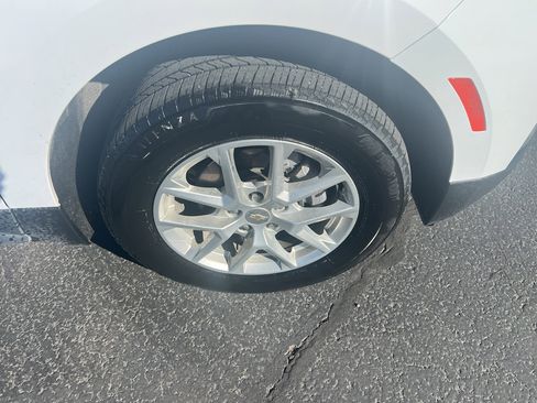 Used 2024 Chevrolet Equinox LT image 2