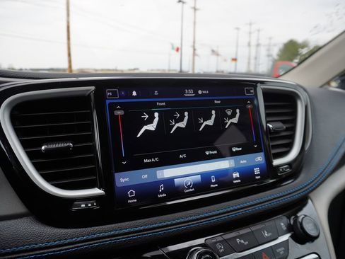 Used 2021 Chrysler Pacifica Touring image 15