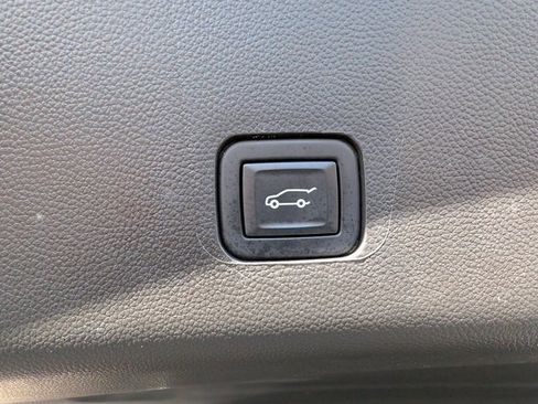 Used 2023 Chevrolet Traverse LT image 21