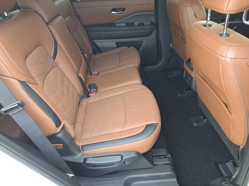 Used 2025 Nissan Pathfinder Platinum w/ Black Appearance Package FWD image 18