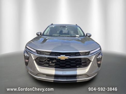 Certified 2025 Chevrolet Trax LT w/ LT Convenience Package FWD image 9