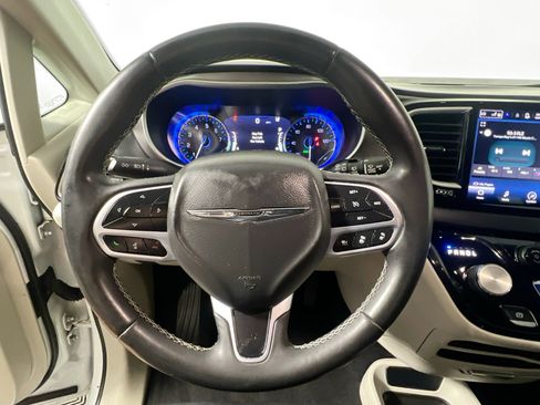 Used 2022 Chrysler Pacifica Touring-L FWD image 15