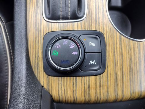 Used 2017 GMC Acadia Denali w/ Technology Package AWD/4WD image 32