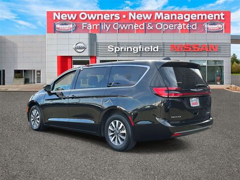 Used 2023 Chrysler Pacifica Touring-L image 6