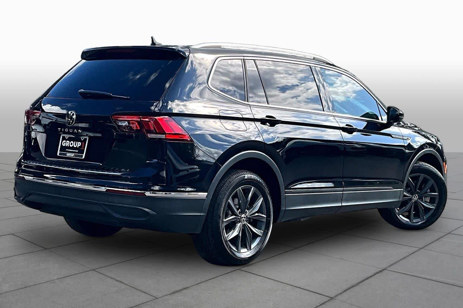 Used 2022 Volkswagen Tiguan SE w/ Panoramic Sunroof Package FWD image 13