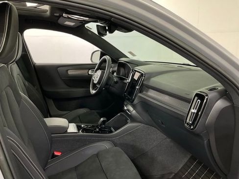 Certified 2023 Volvo XC40 B5 Ultimate w/ Protection Package Premier image 31
