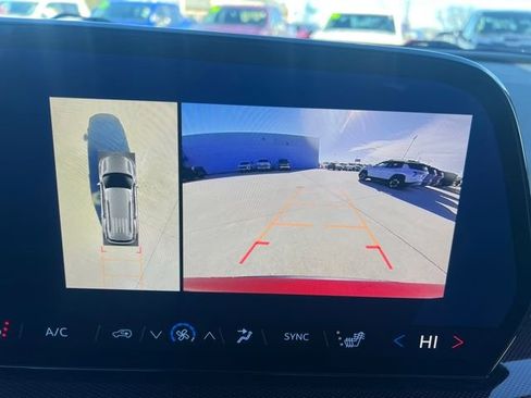 Used 2025 Chevrolet Traverse Z71 w/ Driver Confidence Package image 24