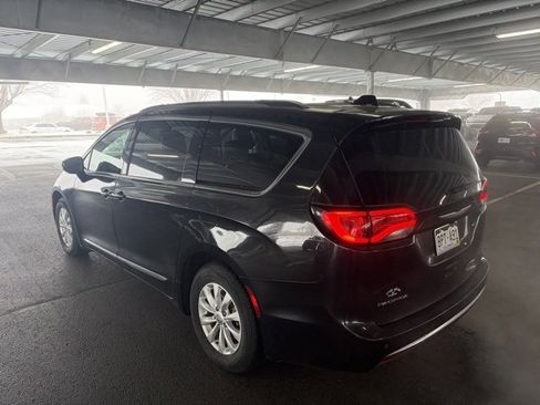 Used 2017 Chrysler Pacifica Touring-L image 11