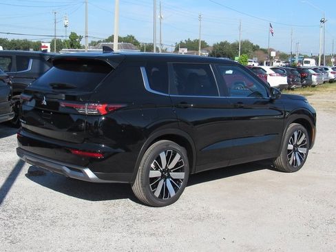 New 2025 Mitsubishi Outlander SE image 3