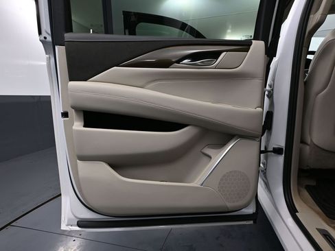 Used 2020 Cadillac Escalade ESV Premium Luxury image 41