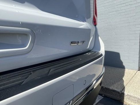 Used 2023 GMC Yukon XL SLT image 9