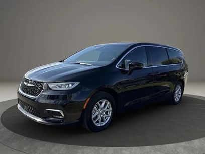 Used 2025 Chrysler Pacifica Select