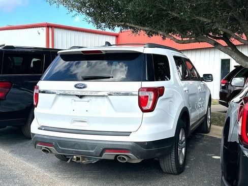 Used 2018 Ford Explorer XLT AWD/4WD image 3