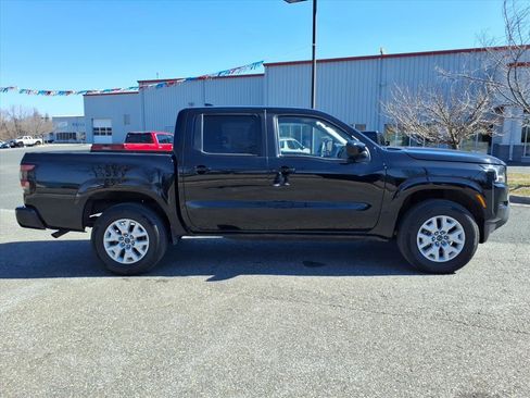 Used 2023 Nissan Frontier SV image 3