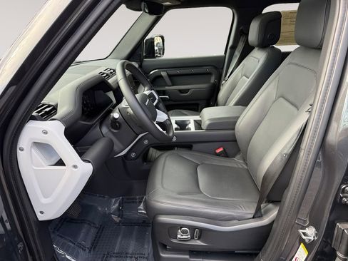 Used 2025 Land Rover Defender 130 X-Dynamic SE image 9