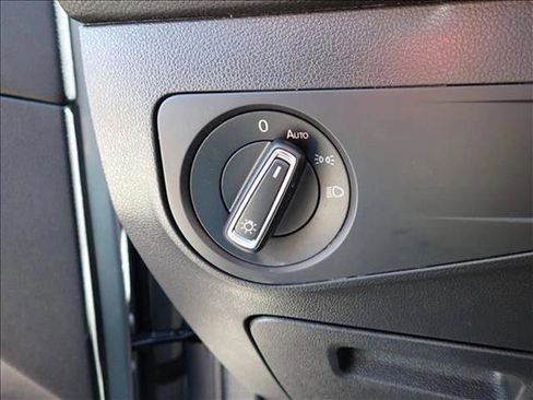 Used 2022 Volkswagen Tiguan SE image 16