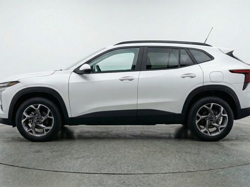 Used 2025 Chevrolet Trax LT FWD image 5