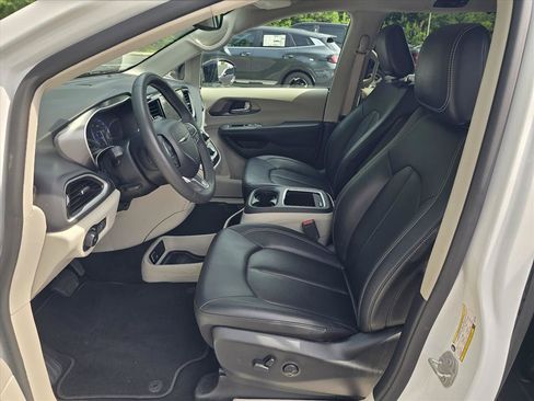 Used 2024 Chrysler Pacifica Touring-L FWD image 12