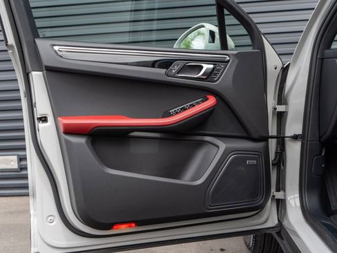 Used 2025 Porsche Macan Turbo image 26