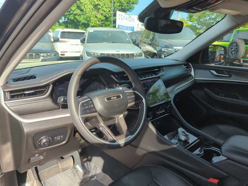 Used 2023 Jeep Grand Cherokee Limited w/ Black Appearance Package AWD/4WD image 13