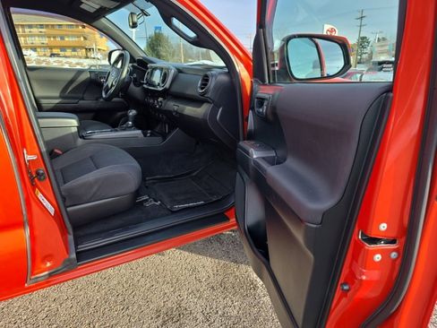 Used 2017 Toyota Tacoma TRD Sport image 9