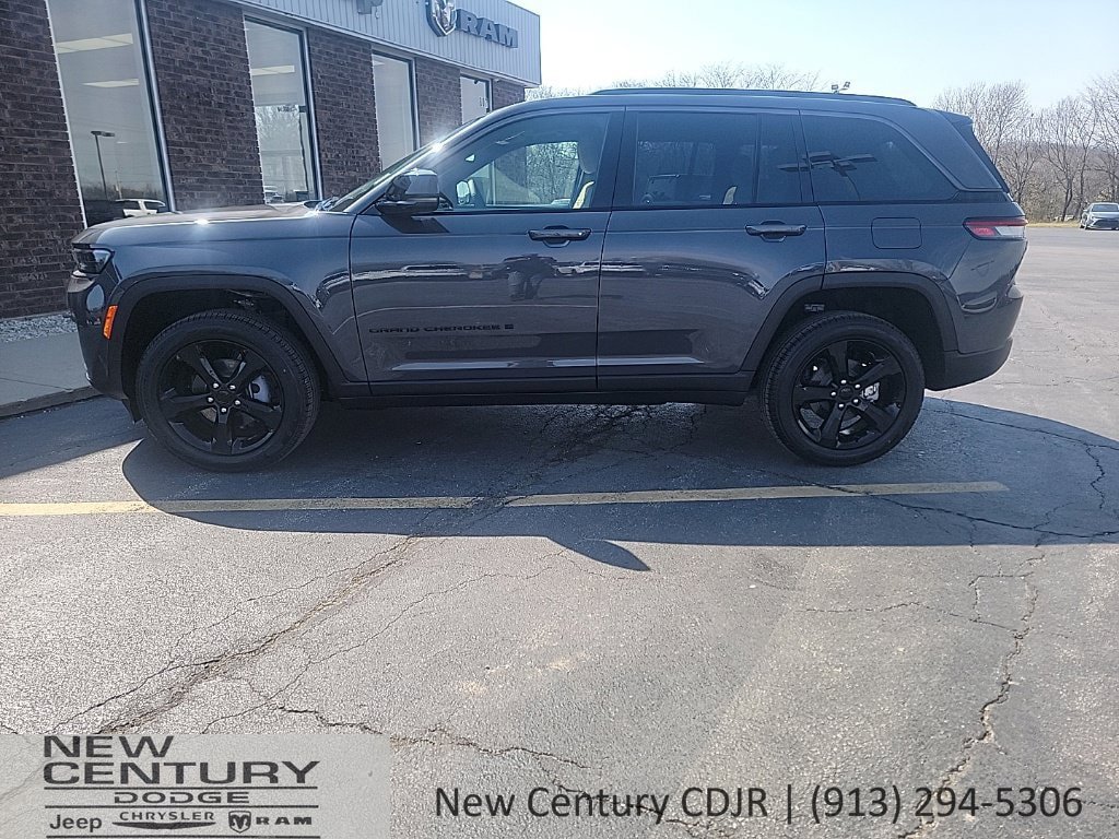 New 2026 Jeep Grand Cherokee Limited w/ Limited Altitude Package AWD/4WD image 2