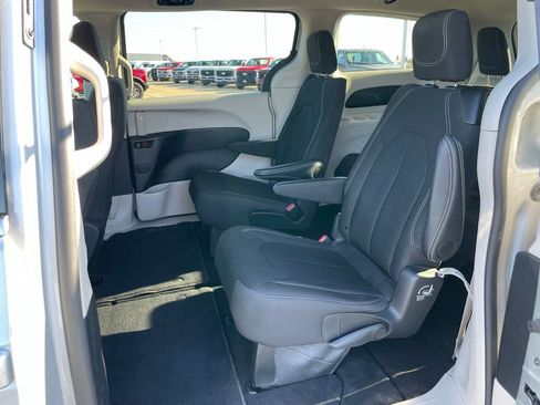 Used 2024 Chrysler Voyager LX image 8