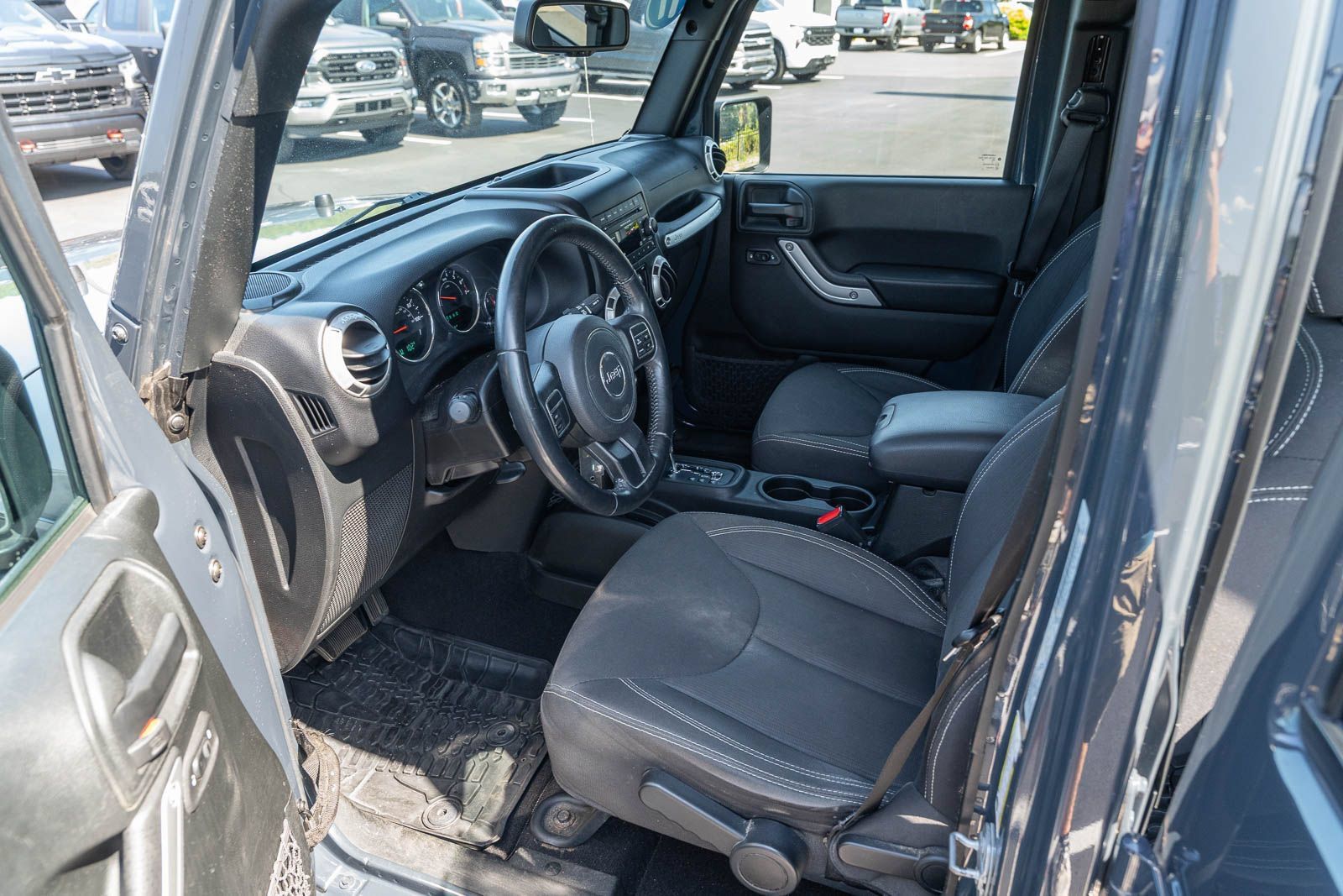 Used 2017 Jeep Wrangler Unlimited Sahara AWD/4WD image 18