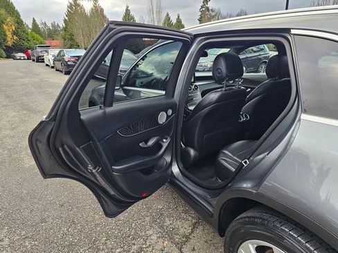 Used 2018 Mercedes-Benz GLC 300 4MATIC image 22