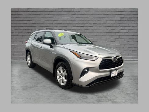 Used 2023 Toyota Highlander LE FWD image 1