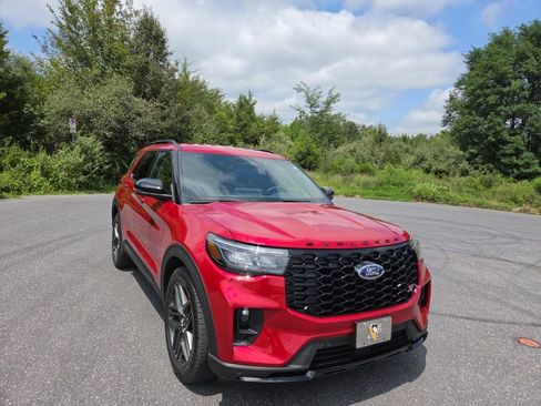 Used 2025 Ford Explorer ST AWD/4WD image 1
