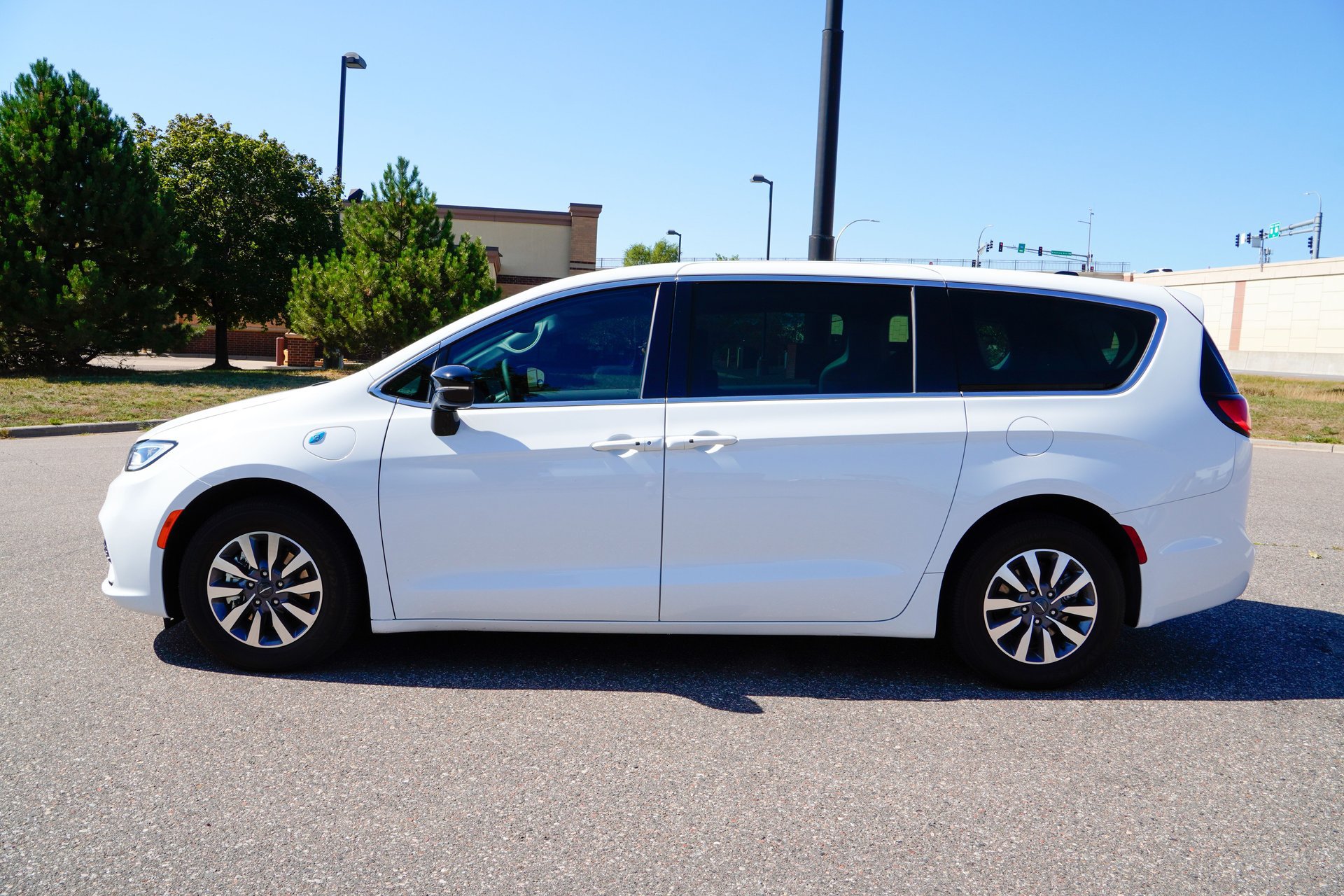 Used 2024 Chrysler Pacifica Limited FWD image 7