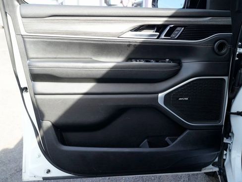 Used 2023 Jeep Wagoneer L Series II image 27