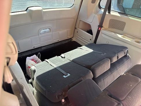 Used 2012 Chrysler Town & Country Touring FWD image 13
