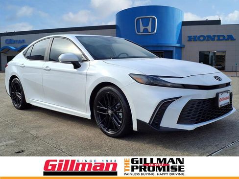 Used 2025 Toyota Camry SE image 1