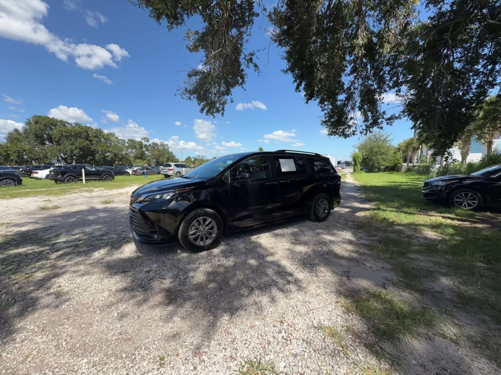 Used 2025 Toyota Sienna XLE FWD image 7