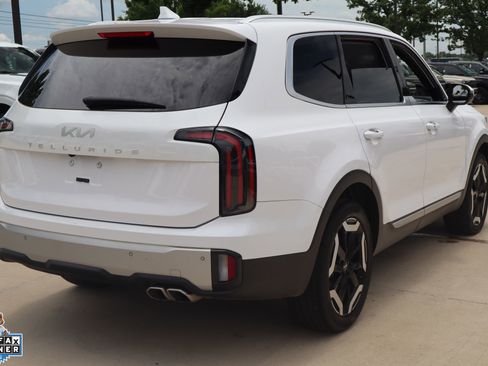 Used 2024 Kia Telluride EX w/ EX Captain's Chair Package FWD image 3